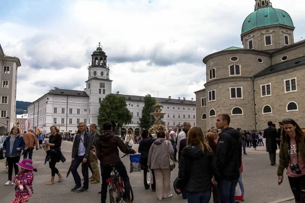 View of the white building of the Museum of Salzburg. Austria — Stock Photo, Image