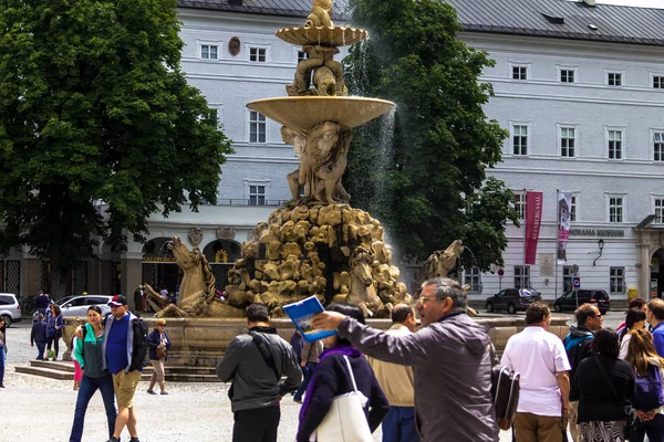 Austria, Salzburg, fountain on Residenzplatz — стокове фото