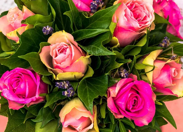 Букет роз разного цвета — стоковое фото