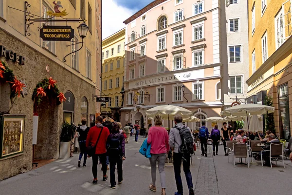 Vista de las famosas calles medievales de Salzburgo, Austria — Foto de Stock