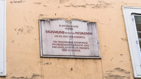 西吉斯蒙德·里特·冯·诺伊库姆出生的房子上的纪念石碑. — 图库照片