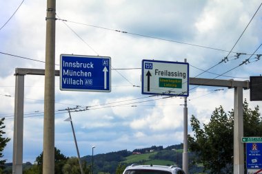 Innsbruck, Munich, Münih, Villach, Freilassing, Wien, Linz, Messe, Viyana yönde 1 Karayolları Trafik işaretleri