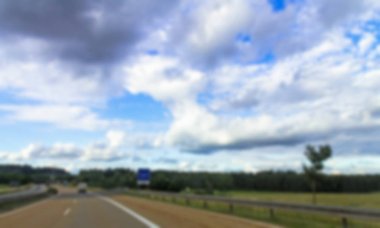 Karayolu (otoyol) kenarlığını gösteren işaret yakınındaki üzerinde Rating