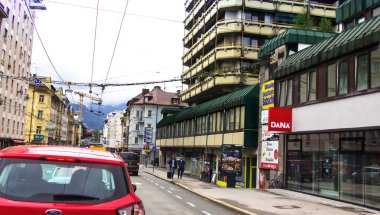 Salzburg ana caddeleri üzerinde yoğun trafik