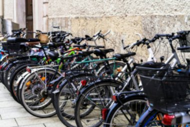 Salzburg ortaçağ sokaklarında birinde otopark bisiklet. Bulanık görünüm
