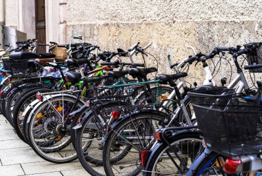 Salzburg ortaçağ sokaklarında birinde otopark Bisiklet