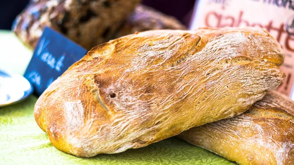 Schrannenmarkt オーストロテル ザルツブルクに伝統的な市場の販売のためのライ麦粉からパンが焼きたてザルツブルク オーストリア 2017 — ストック写真