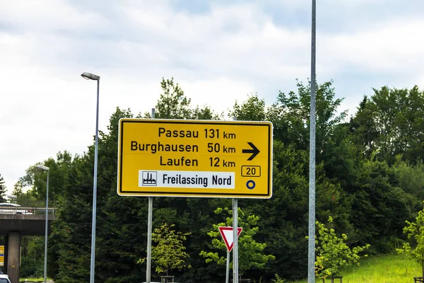 アウトバーン上の動きの方向を示す道路標識は数 8 です。フライラッ シンク ノール、ドイツ — ストック写真