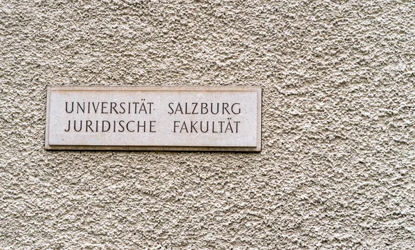 Надпись на юридическом факультете Зальцбургского университета . — стоковое фото