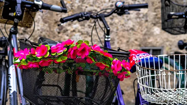Cykel dekorerad med röd blomma med selektiv fokus visar sadeln och rullar i bakgrunden med utrymme för text. — Stockfoto
