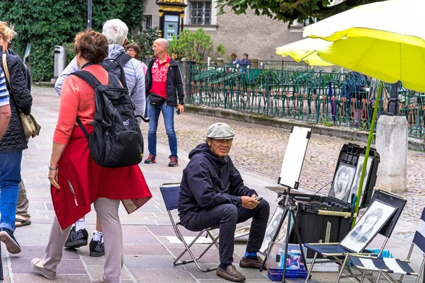 Artista de rua pintor no centro antigo de Salzburgo, Áustria — Fotografia de Stock