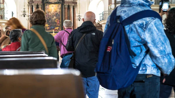 Salzburg, Austria. Grupa turystów w barokowej katedrze archidiecezji rzymskokatolickiej — Zdjęcie stockowe
