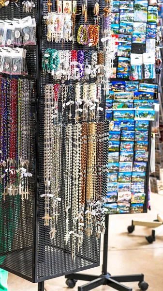 Souvenir- och presentbutik i Salzburg, Österrike. — Stockfoto