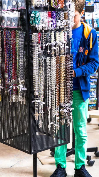 Souvenir- och presentbutik i Salzburg, Österrike. — Stockfoto