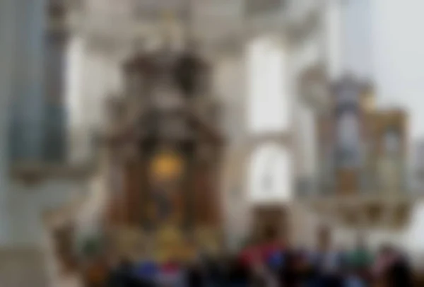 Grupo de turistas na igreja católica. Vista turva — Fotografia de Stock