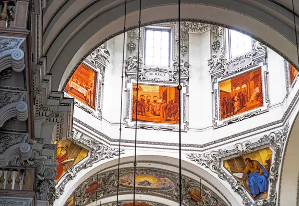 Interior da catedral barroca da Arquidiocese Católica Romana. Salzburgo — Fotografia de Stock