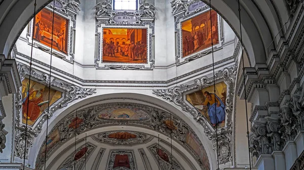 Interior da catedral barroca da Arquidiocese Católica Romana. Salzburgo — Fotografia de Stock