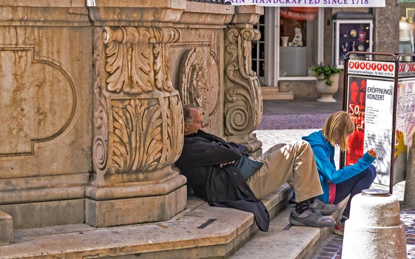 Pappa och dotter vila efter en lång utflykt i mitten av gamla Salzburg — Stockfoto