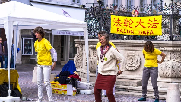 Falun Dafa. Traditionell kinesisk gymnastik kombinerat med inslag av buddhismen. — Stockfoto