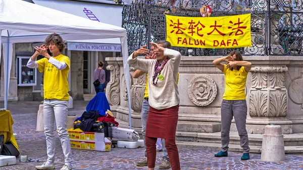 Falun Dafa. Traditionell kinesisk gymnastik kombinerat med inslag av buddhismen. — Stockfoto