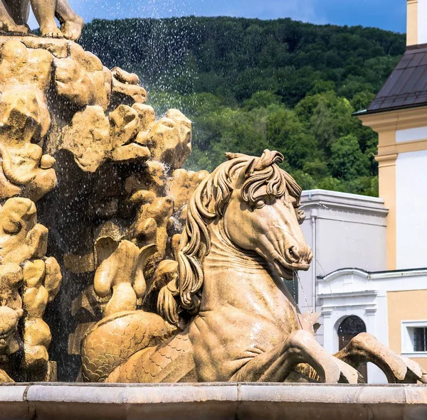 Austria, Salzburgo, fuente en Residenzplatz — Foto de Stock