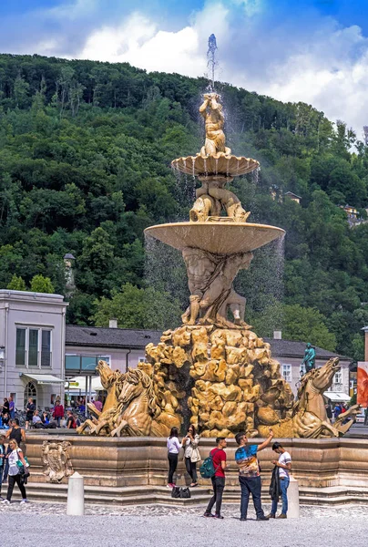 Austria, Salzburg, fountain on Residenzplatz — Zdjęcie stockowe