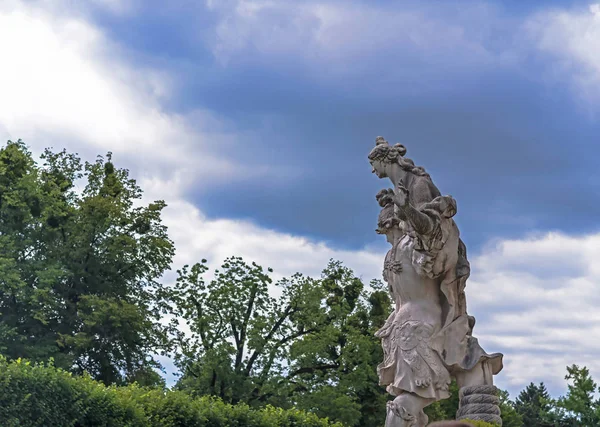 Sculpture "Paris vole Elena" dans le jardin Mirabell. Sculpteur Hans Wadburger, après 1700 — Photo