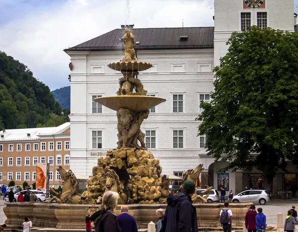 Austria, Salzburg, fountain on Residenzplatz — ストック写真