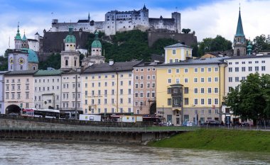 Tarihi merkezi ve Salzburg sokaklarında. Avusturya.