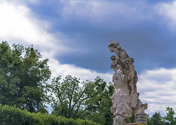 Sculpture "Paris vole Elena" dans le jardin Mirabell. Sculpteur Hans — Photo