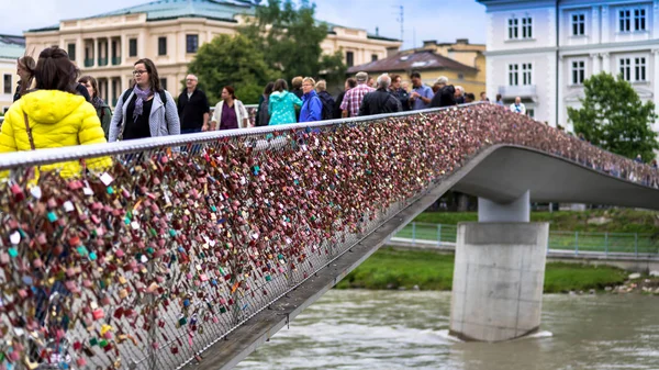 Kärlek lås på Makartsteg överbryggar över floden Salzach i Salzburg, Österrike — Stockfoto