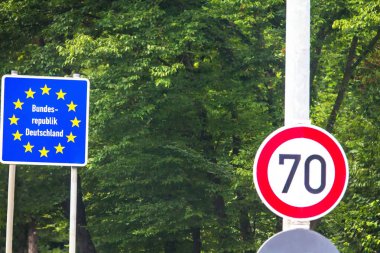 Avusturya 'dan görülen Almanya sınırını gösteren yol tabelası