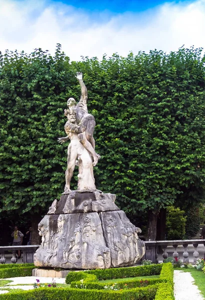 Estátua no jardim Mirabell perto do Castelo Mirabell. Salzburgo. Áustria — Fotografia de Stock