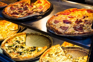 Soho, Londra küçük bir İtalyan restoranında penceresinde pizza