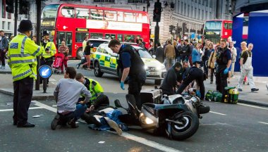 Londra, İngiltere - 7 Haziran 2015: Ambulans ve itfaiye İlkyardım Piccadilly Caddesi üzerinde bir motosiklet kazasında mağdur sağlamak