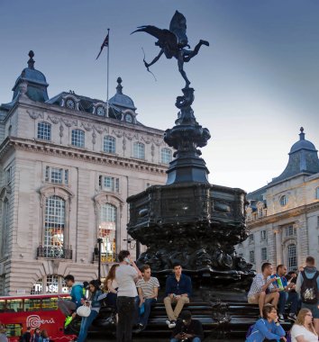 Eros heykeli Piccadilly Circus seviyorum. London, Büyük Britanya.