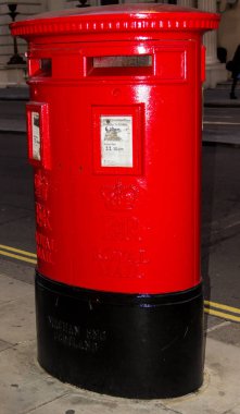 Londra, İngiltere. Kırmızı posta kutusu Piccadilly Sokağı'nda bulunan