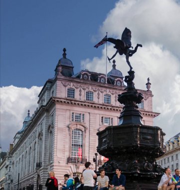 Eros heykeli Piccadilly Circus seviyorum. London, Büyük Britanya.