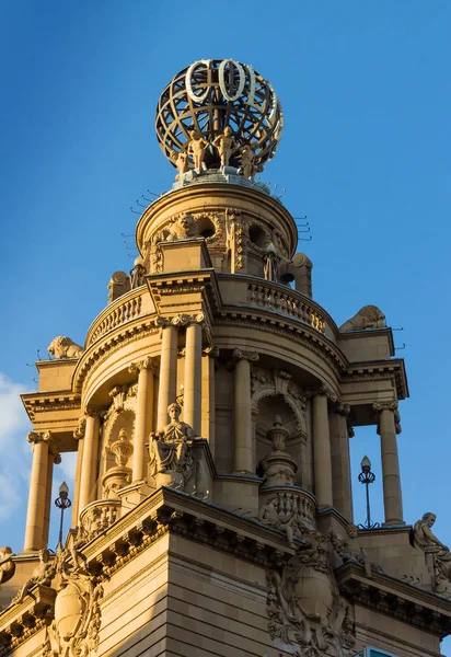 Elemento arquitectónico no telhado de edifícios de referência perto da praça Trafalgar — Fotografia de Stock