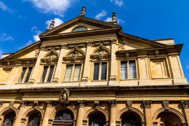 Oxford, İngiltere'de bulunan Sheldonian Tiyatrosu,
