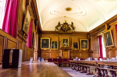 Öğle yemeğinden önce öğrenci Kantini