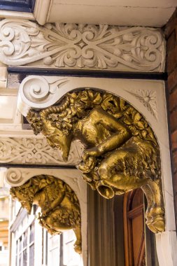 Altın grotesk taşı altın satyr(faun), ortaçağ binanın mimari detay