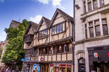 Cornmarket Caddesi güneşli yaz günü. Oxford