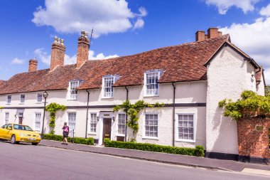 Tarihi kent merkezinde vintage İngiliz binanın cephe.