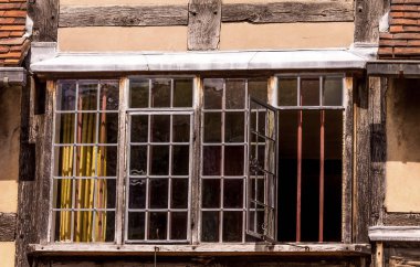 İngiliz vintage house windows eski şehir.