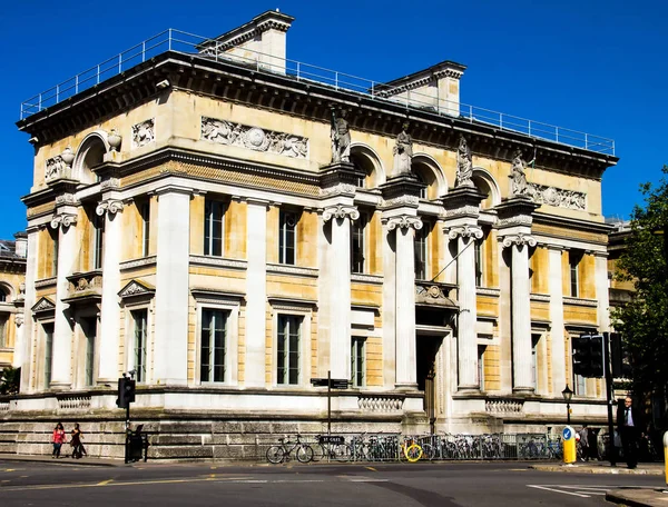 Pohled na Institutu Taylor za na severním konci Magdalen Street., Oxford — Stock fotografie