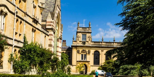 Historical Victorian house on the territory of the University. Oxford — Stock Photo, Image