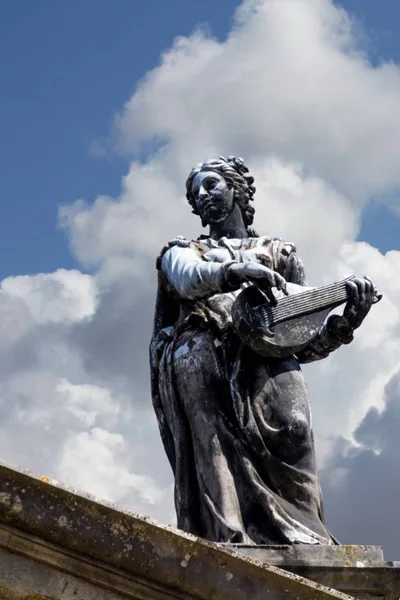 Terpsichore 的雕像-舞蹈的缪斯女神。Clarendon 大厦屋顶, 牛津 — 图库照片