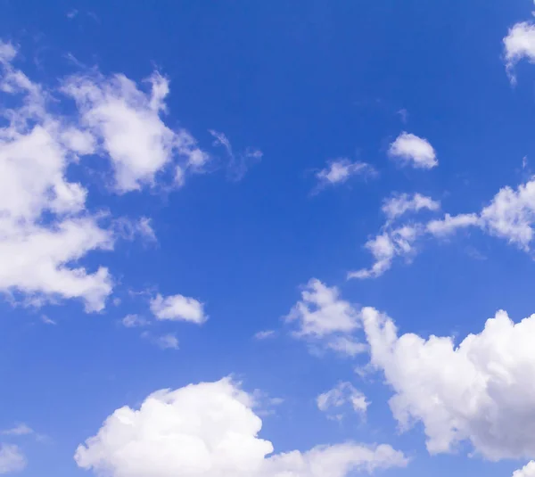 Cielo azul con nubes blancas. —  Fotos de Stock