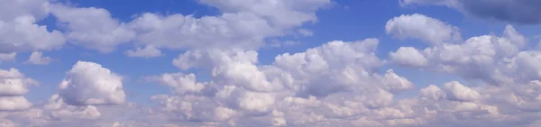 Cielo blu con nuvole bianche. — Foto Stock